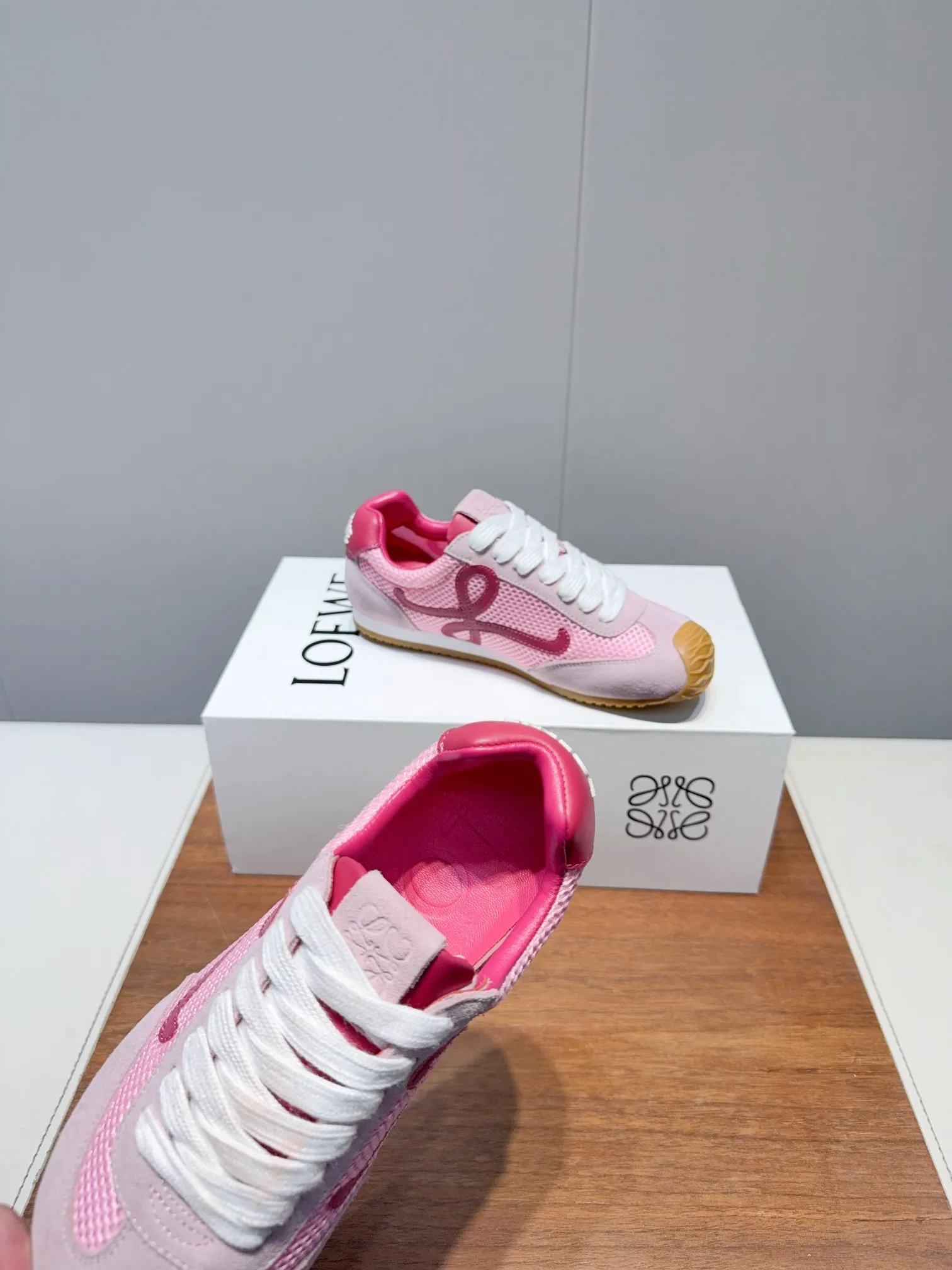 👟👟Ex-factory price 560👟👟 Loewe LOEW- 2025 mesh moral training shoes Super awesome Asymmetric toe shape, as LOEWE's signature design Super soft, lightweight and flexible sole, new wave texture rubber outsole, extending to the toe, upgraded soft leather lining and footbed to provide maximum comfort, 3D injection molded rubber LOEWE logo on the heel Fully open mold matching material Size: 35-40 (custom-made for 40 women, non-refundable)